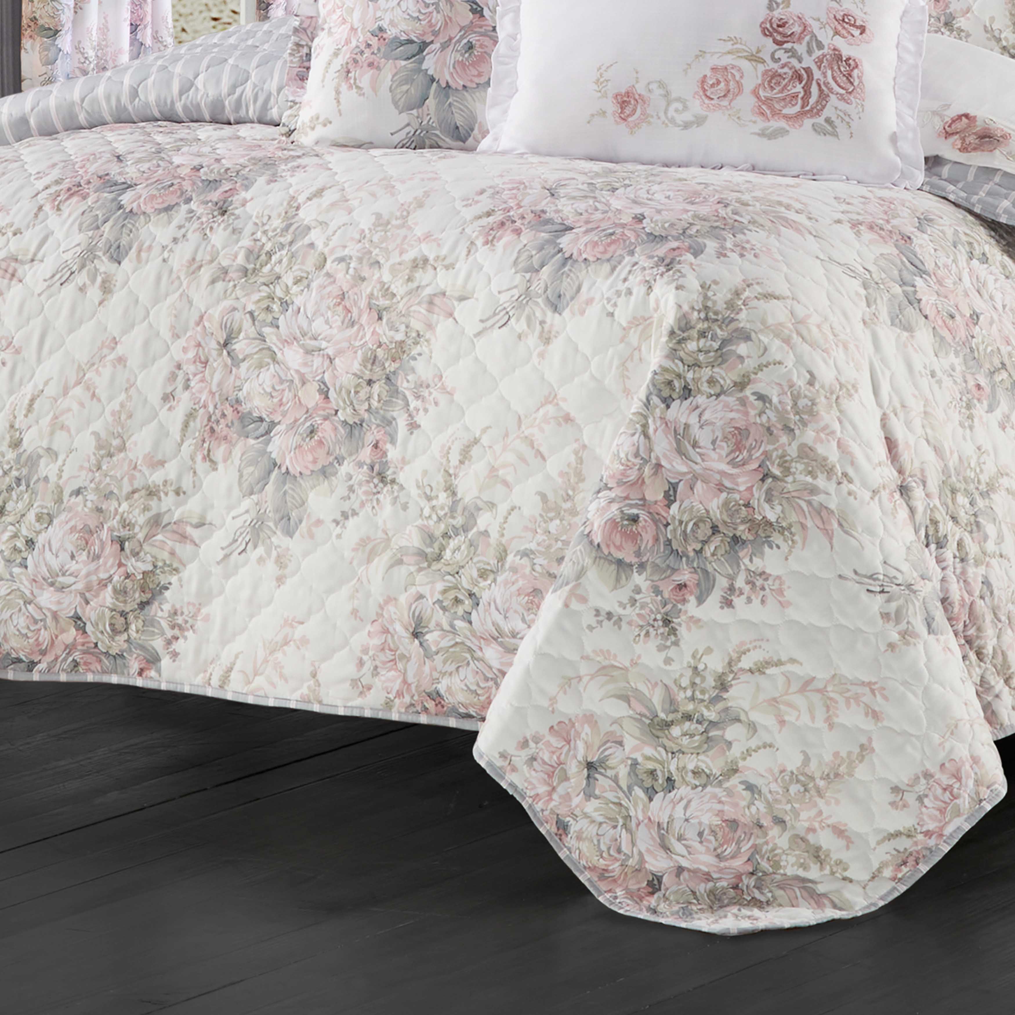 Estelle Blush 3-Piece Quilt Set Quilt Sets By J. Queen New York