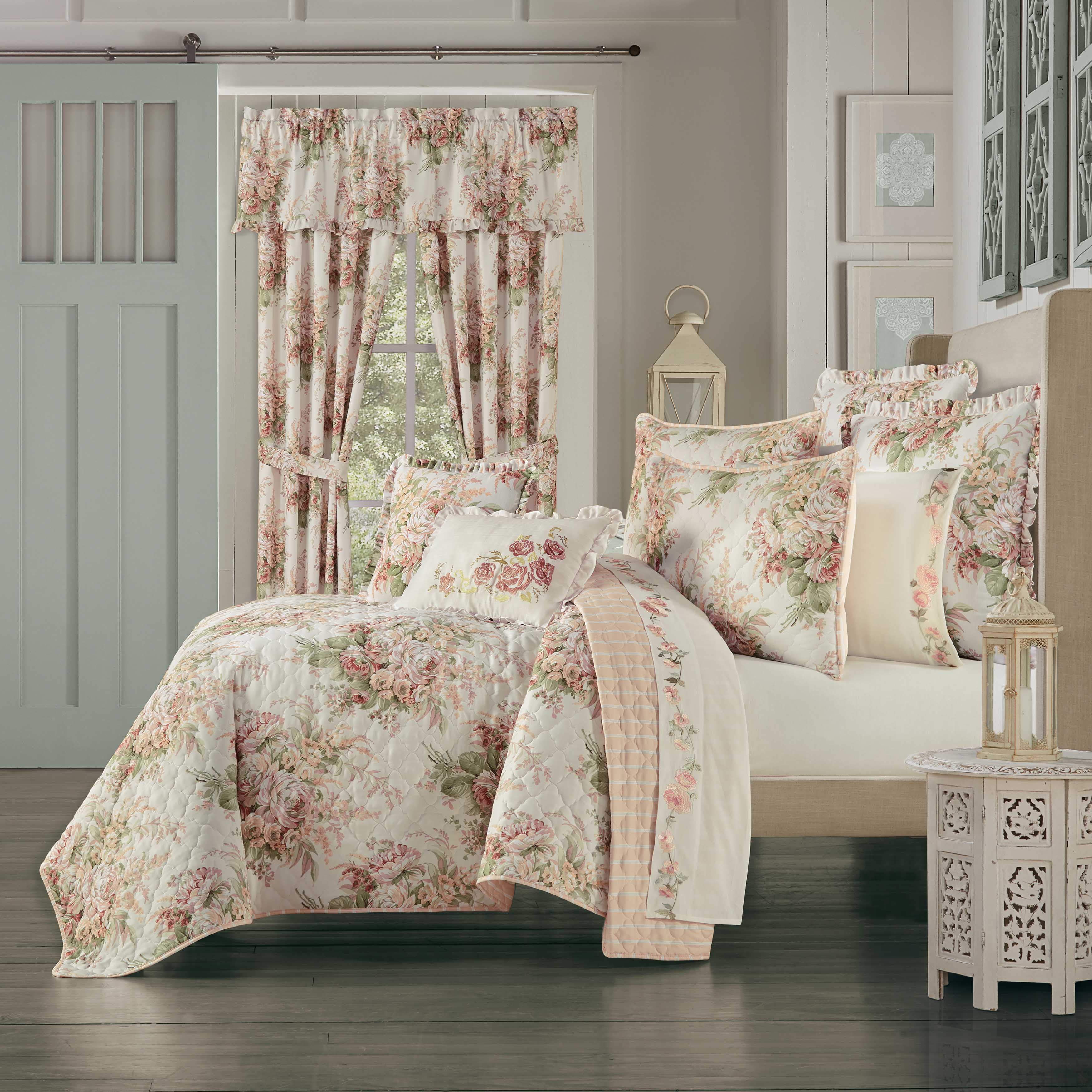 Estelle Coral 3-Piece Quilt Set Quilt Sets By J. Queen New York